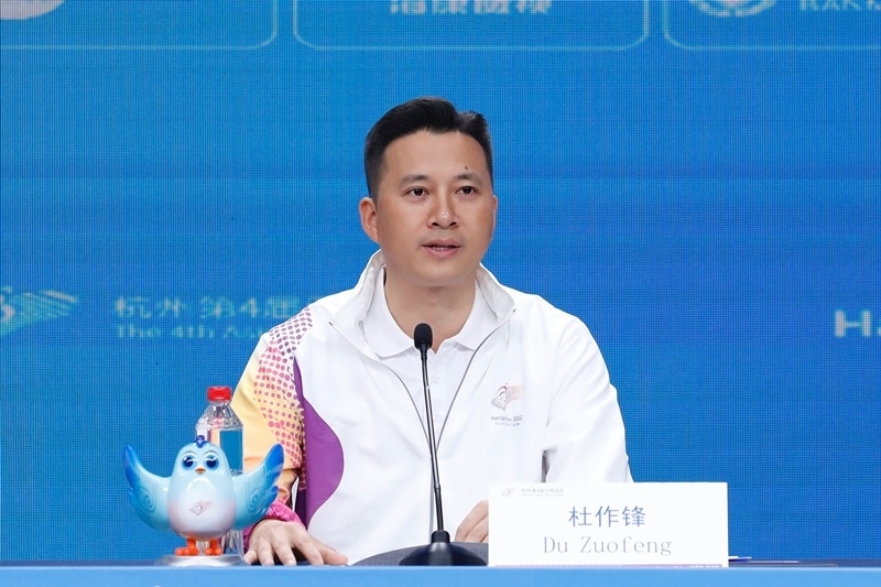 杭州亞殘運(yùn)會(huì)火炬?zhèn)鬟f指揮中心副指揮長(zhǎng)杜作鋒介紹火炬?zhèn)鬟f工作安排。杭州亞殘組委供圖