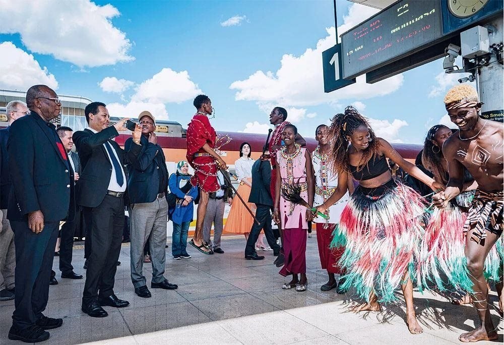 △2023年10月6日，多國駐肯使節(jié)在肯尼亞內(nèi)羅畢的蒙內(nèi)鐵路內(nèi)羅畢站觀看文藝演出。