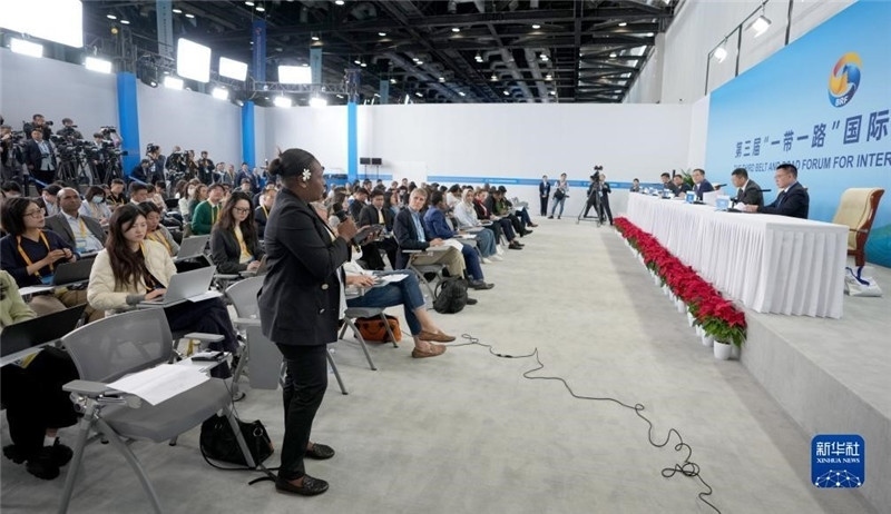 10月16日，第三屆“一帶一路”國際合作高峰論壇新聞中心在北京國家會(huì)議中心舉行首場吹風(fēng)會(huì)，邀請(qǐng)自然資源部國際合作司和相關(guān)單位負(fù)責(zé)人介紹有關(guān)情況，并回答記者提問。新華社記者 王毓國攝