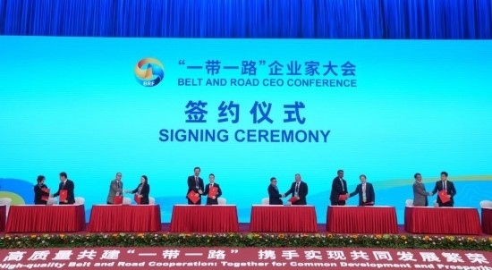這是10月17日拍攝的簽約儀式現(xiàn)場(chǎng)。當(dāng)日，“一帶一路”企業(yè)家大會(huì)在北京召開。（新華社記者王毓國(guó)攝）
