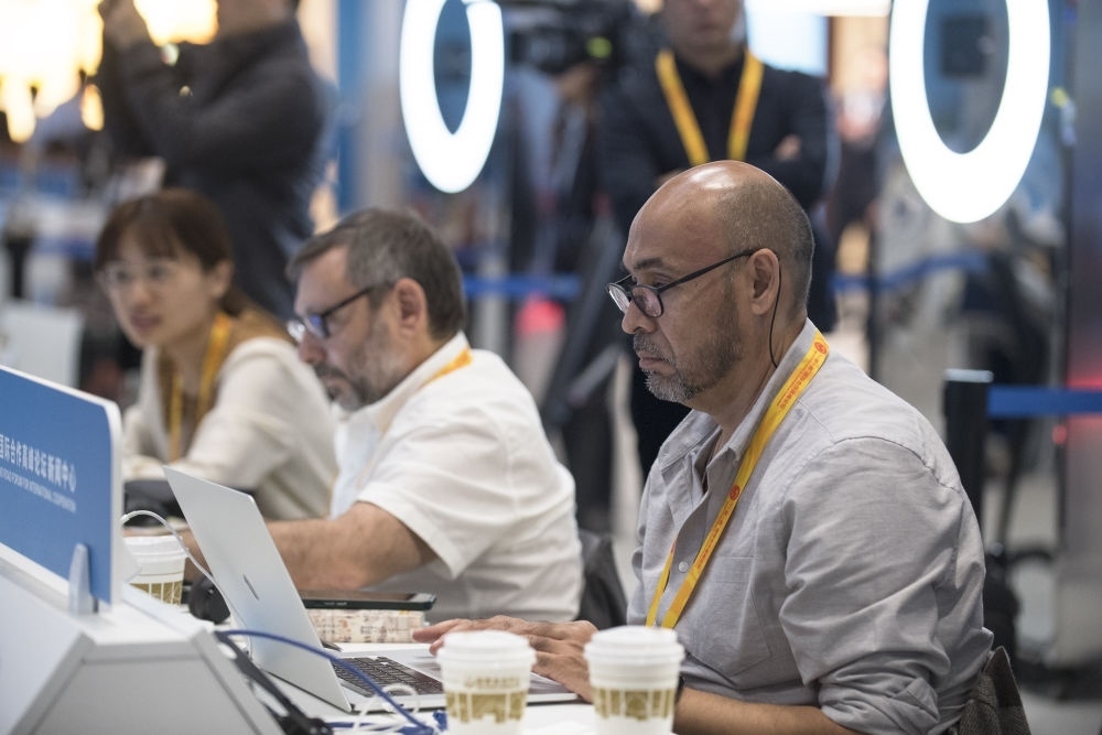 記者在“一帶一路”國際合作高峰論壇新聞中心工作（2023年10月17日攝）。