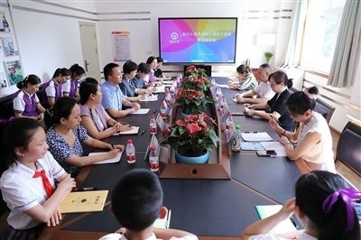 圖⑤：法治宣講結(jié)束后，重慶五中院組織召開座談會，聽取人大代表和朵力小學(xué)教師、家長代表對法院未成年人保護(hù)工作的意見建議。