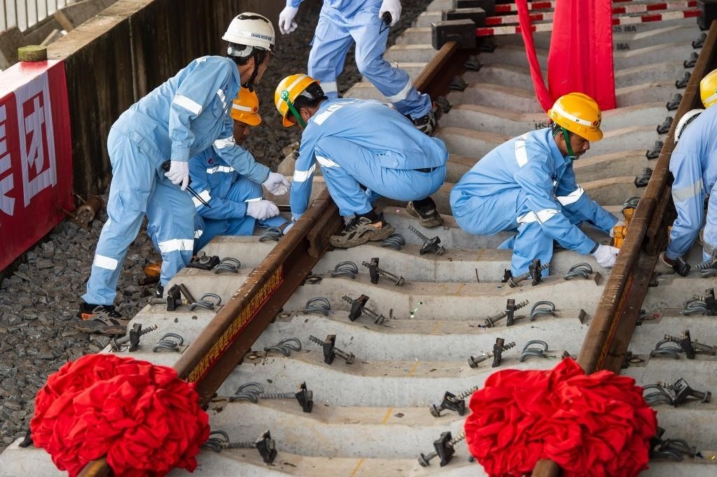 3月31日，在印度尼西亞雅加達(dá)雅萬高鐵哈利姆車站，工人鋪設(shè)雅萬高鐵全線最后一根鋼軌。