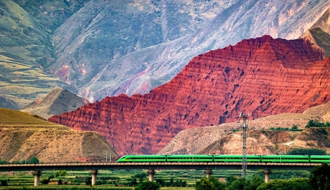 穿越丹霞地貌的火車。蘭州局集團公司融媒體中心供圖