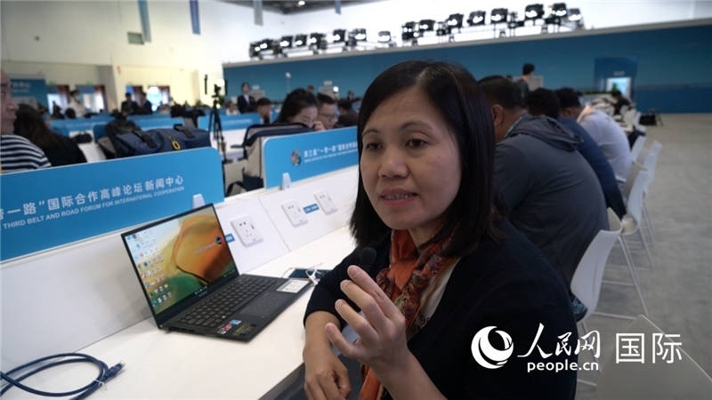 越南之聲廣播電臺記者胡鴻行（音譯，H? H?ng H?nh）與記者交談。人民網 楊春燕攝