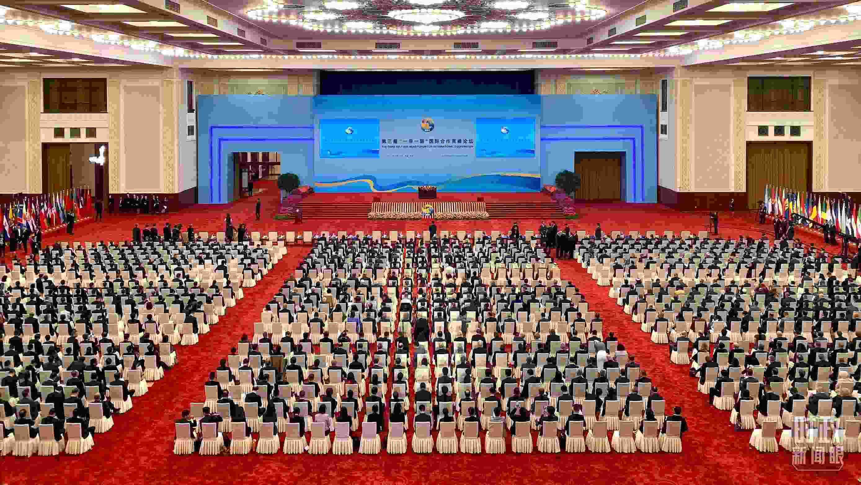 △人民大會堂宴會廳。這是開幕式之前的現(xiàn)場。（總臺央視記者李增仁拍攝）