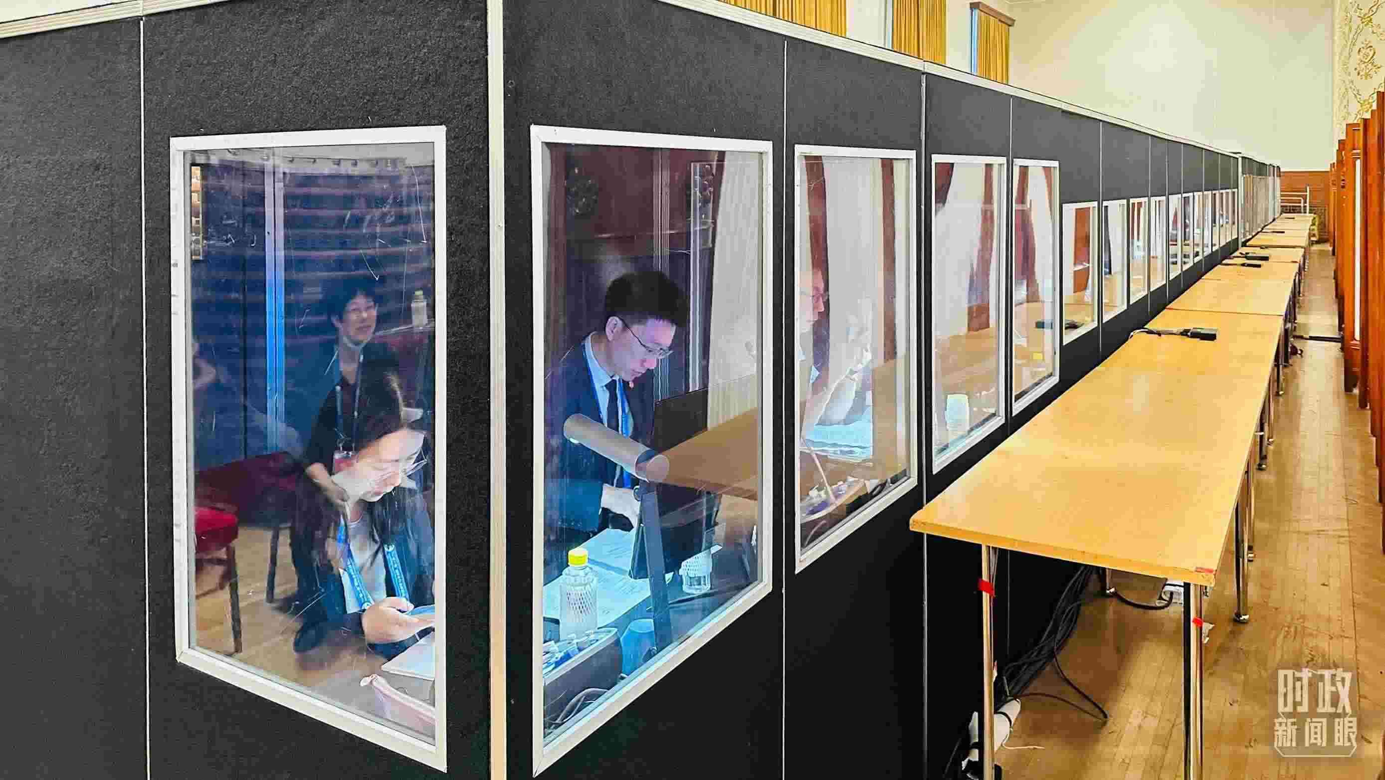 △開幕式現(xiàn)場的多語種同傳間。（總臺國廣記者時冉拍攝）