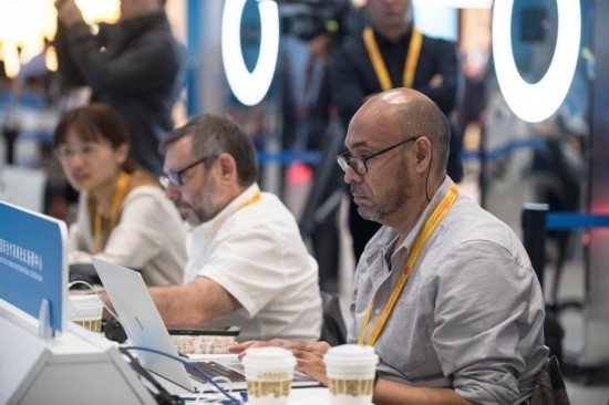 10月17日，記者在“一帶一路”國際合作高峰論壇新聞中心工作。新華社記者 張豪夫 攝