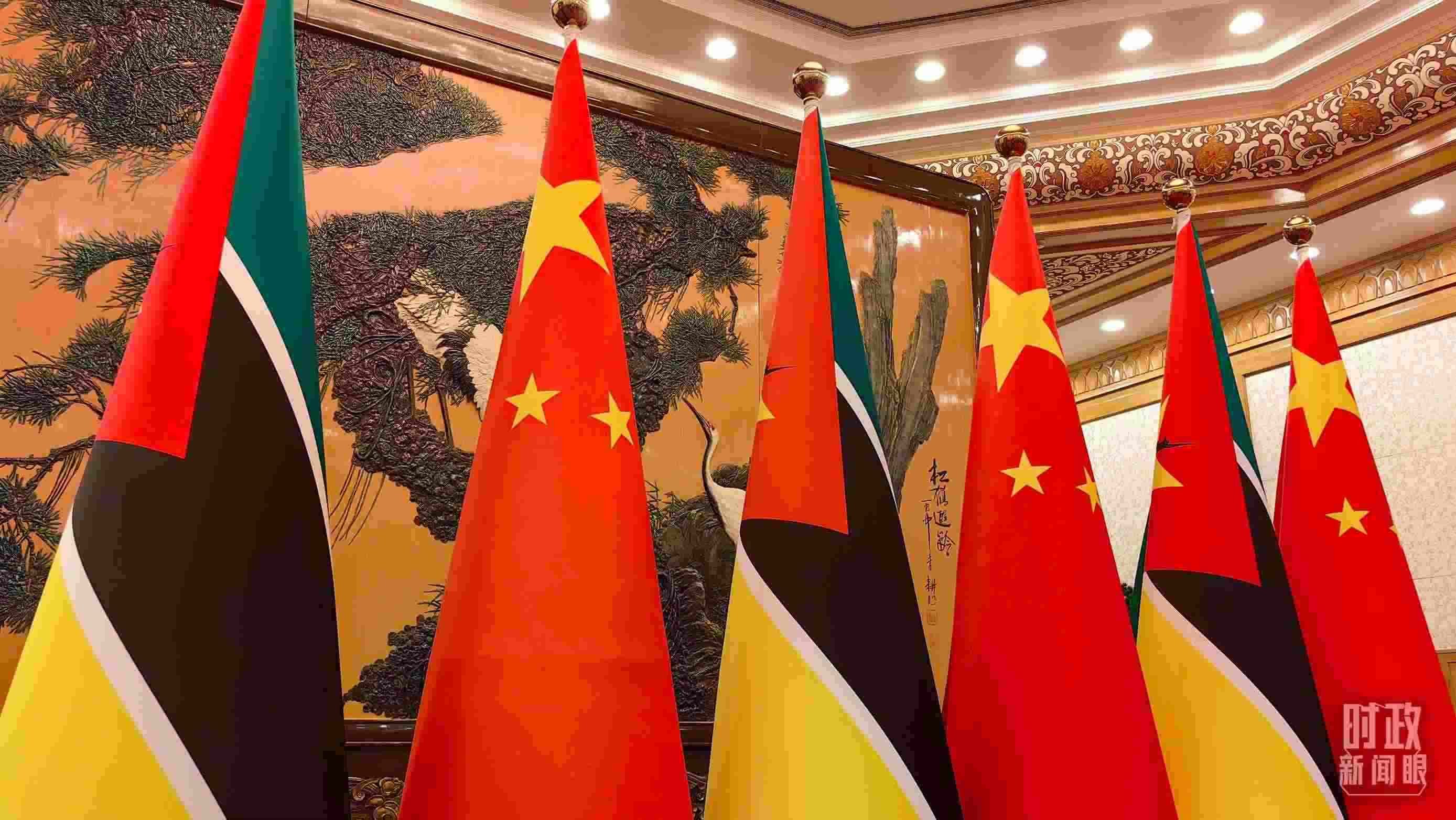 △會(huì)見(jiàn)現(xiàn)場(chǎng)，中國(guó)、莫桑比克兩國(guó)國(guó)旗。（總臺(tái)央廣記者潘毅拍攝）