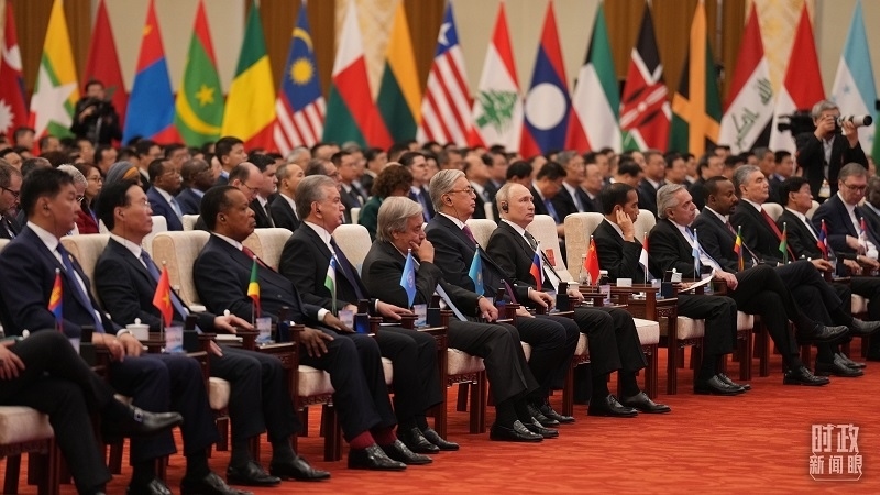 △18日上午，外方領(lǐng)導(dǎo)人在開(kāi)幕式上聆聽(tīng)習(xí)近平主席主旨演講。（總臺(tái)國(guó)廣記者李晉拍攝）