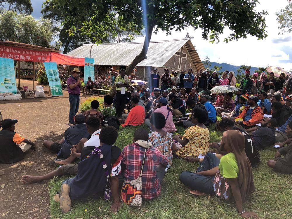 △2020年12月15日，中國專家在巴布亞新幾內(nèi)亞東高地省中國援助巴新菌草和旱稻技術(shù)項(xiàng)目第9期培訓(xùn)班上授課。