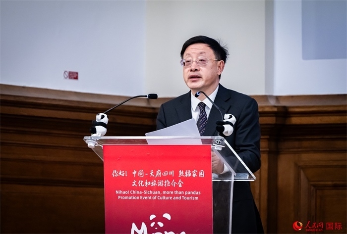 四川省文化和旅游廳廳長戴允康作文化旅游推介。人民網(wǎng) 郭錦標攝