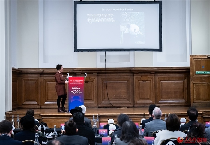 英國旅游達人瑪麗亞·拉莫爾作來川游歷主題分享。人民網(wǎng) 郭錦標攝