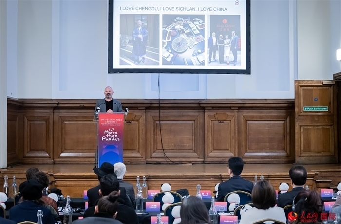 英國群英創(chuàng)意全球首席執(zhí)行官杰米·撒杰特在現(xiàn)場發(fā)言，分享如何進一步提升四川旅游的國際影響力、吸引更多的英國游客。人民網(wǎng) 郭錦標攝