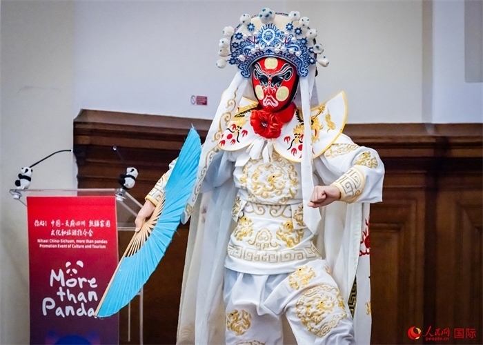 川劇絕活變臉表演。人民網(wǎng) 郭錦標攝