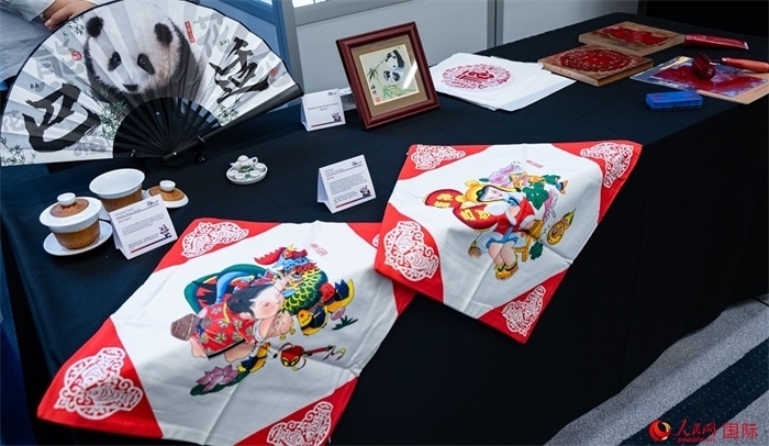 活動現(xiàn)場的現(xiàn)場文創(chuàng)展、互動體驗區(qū)、非遺區(qū)展示。人民網(wǎng) 郭錦標攝