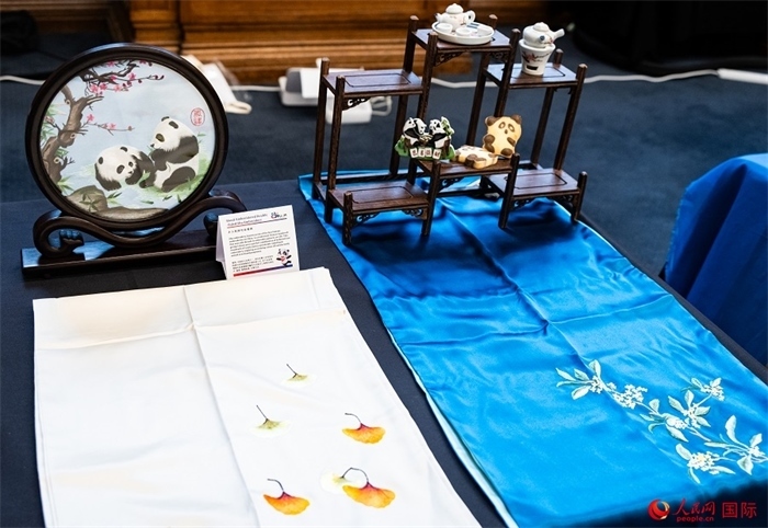 活動現(xiàn)場的現(xiàn)場文創(chuàng)展、互動體驗區(qū)、非遺區(qū)展示。人民網(wǎng) 郭錦標攝