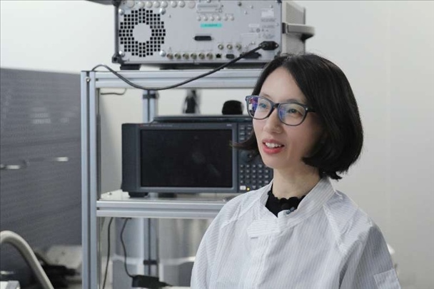 李婧在中國科學(xué)院紫金山天文臺(tái)毫米波和亞毫米波技術(shù)實(shí)驗(yàn)室。（受訪者供圖）