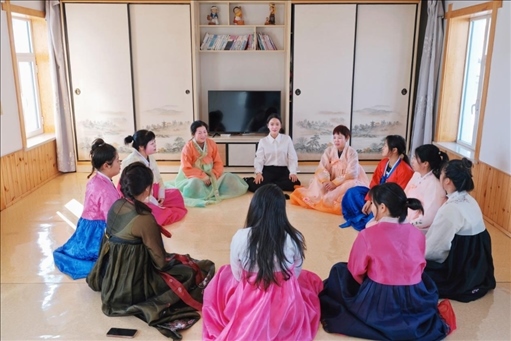 2023年6月，楊麗娜（后中）對(duì)擔(dān)任民宿管家的光東村村民們進(jìn)行標(biāo)準(zhǔn)化培訓(xùn)。（新華社記者金津秀攝）