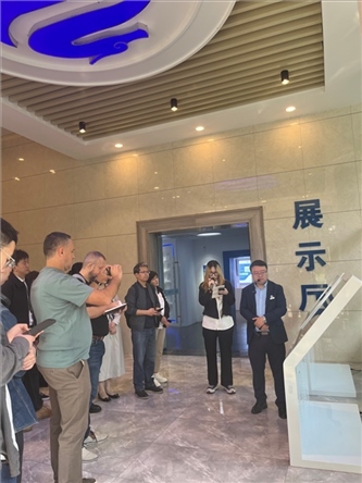 （在文瀾智谷中試產(chǎn)業(yè)基地，中外記者深入了解科技轉(zhuǎn)化情況 趙橙涔攝）