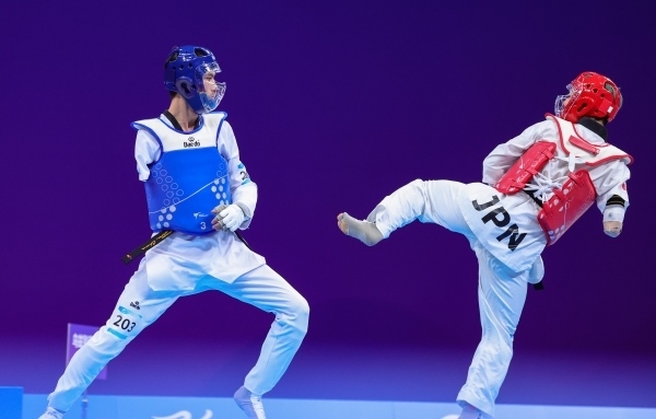 10月23日，杭州第4屆亞殘運會跆拳道男子K44級58公斤級銅牌賽舉行。圖為烏茲別克斯坦隊選手桑賈貝克·穆赫托羅夫(左)和日本隊選手阿渡健太在比賽中。圖片來源：杭州亞殘組委會