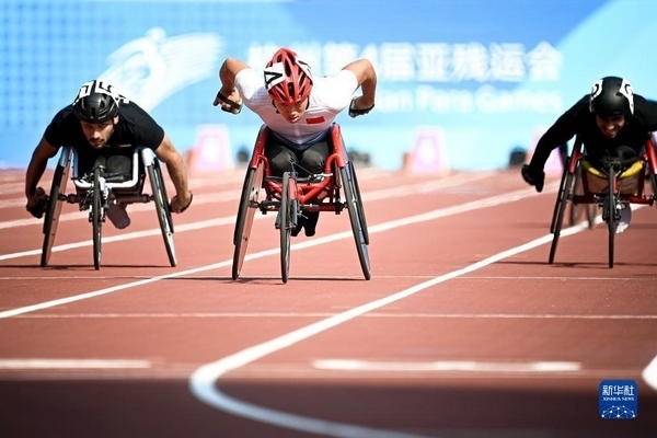 10月23日，中國選手龔文浩（左二）在杭州第4屆亞殘運會男子100米-T34決賽的比賽中。他以15秒55的成績獲得該項目銀牌。新華社記者 江漢攝