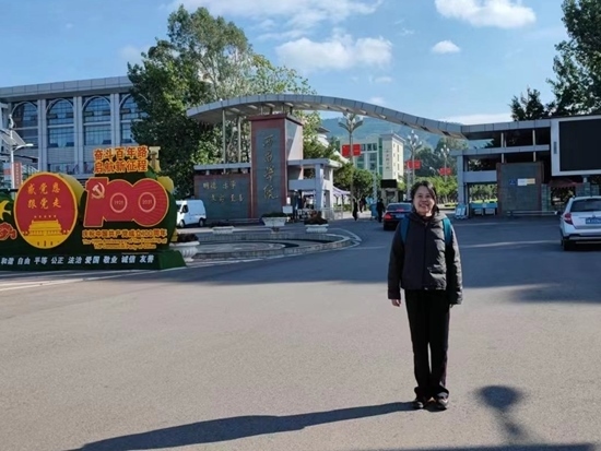 北京交通大學退休教師李唐軍在西昌學院。校方供圖