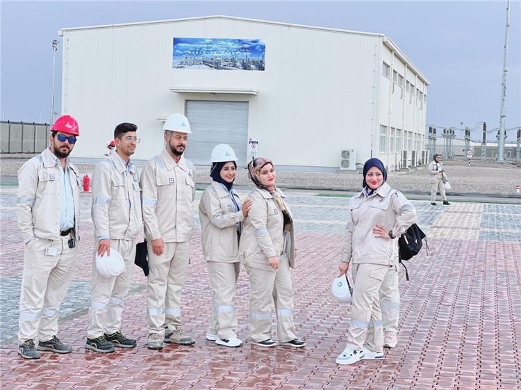 部分伊拉克員工合影。中國石油工程建設(shè)有限公司供圖