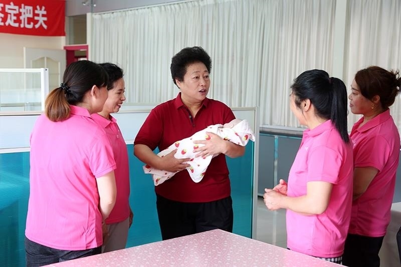 △2021年6月2日，卓長立（中）指導(dǎo)正在接受培訓(xùn)的家政服務(wù)員。