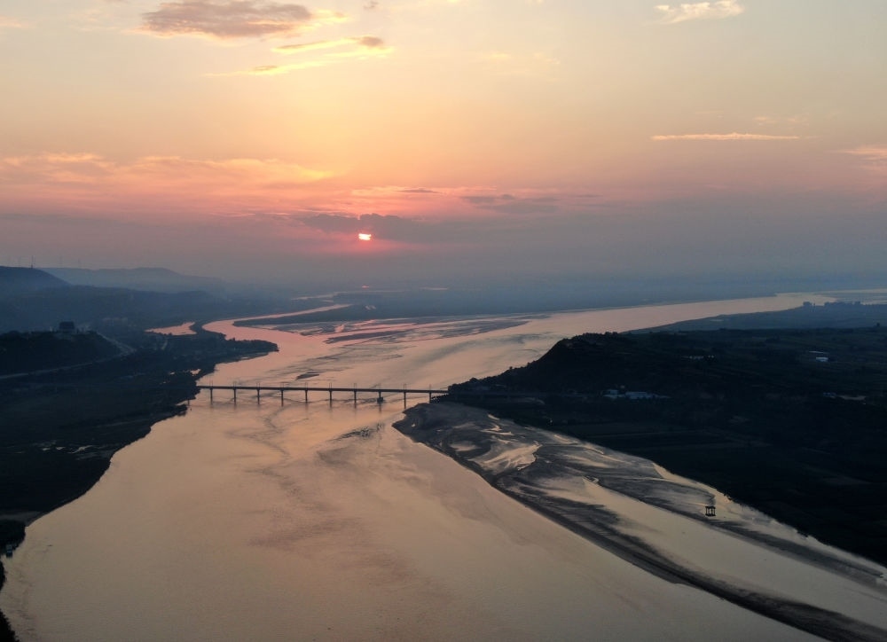  豫陜交界附近拍攝的黃河景色（2020年9月7日攝，無(wú)人機(jī)照片）。新華社記者 郝源 攝