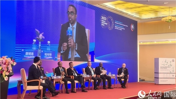 與會(huì)嘉賓展開座談。人民網(wǎng)記者 萬宇攝