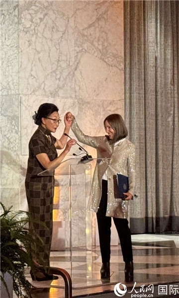 加州副州長康伊蓮為方李邦琴獲獎致辭。人民網(wǎng)記者 鄧圩攝