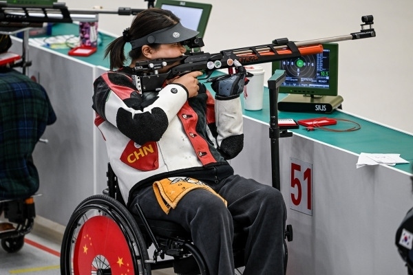 10月23日，杭州第4屆亞殘運(yùn)會(huì)射擊(R2)SH1級(jí)女子10米氣步槍立射資格賽舉行。圖為中國(guó)隊(duì)選手張翠平在比賽中。圖片來源：杭州亞殘組委