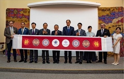 “絲路綺粲—中國(guó)絲綢藝術(shù)展”開幕式在匈牙利首都布達(dá)佩斯舉行。布達(dá)佩斯中國(guó)文化中心供圖