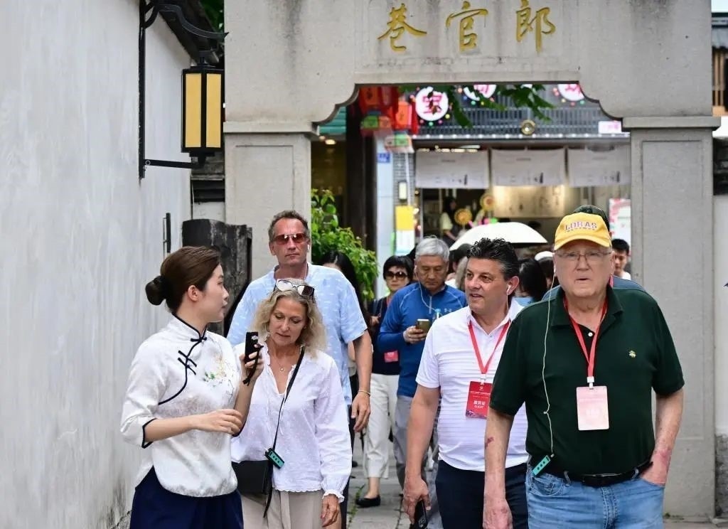 △2023年6月27日，“鼓嶺之友”部分成員和中美各界人士在福建福州南后街三坊七巷參觀訪問。