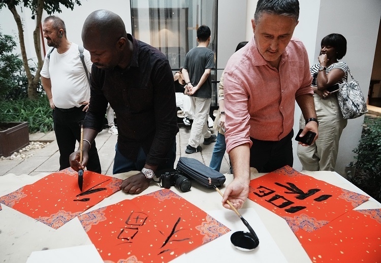 首屆國(guó)際傳播“絲路獎(jiǎng)”獲獎(jiǎng)代表等在廣州市荔灣區(qū)永慶坊參加文化交流活動(dòng)。楊爍壁、王燕攝影報(bào)道