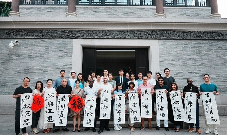 首屆國(guó)際傳播“絲路獎(jiǎng)”獲獎(jiǎng)代表等在廣州市荔灣區(qū)永慶坊參加文化交流活動(dòng)。楊爍壁、王燕攝影報(bào)道