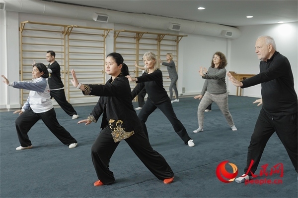 阿根廷武術(shù)俱樂(lè)部協(xié)會(huì)副會(huì)長(zhǎng)陳敏正在教學(xué)。人民網(wǎng)記者 張若涵攝