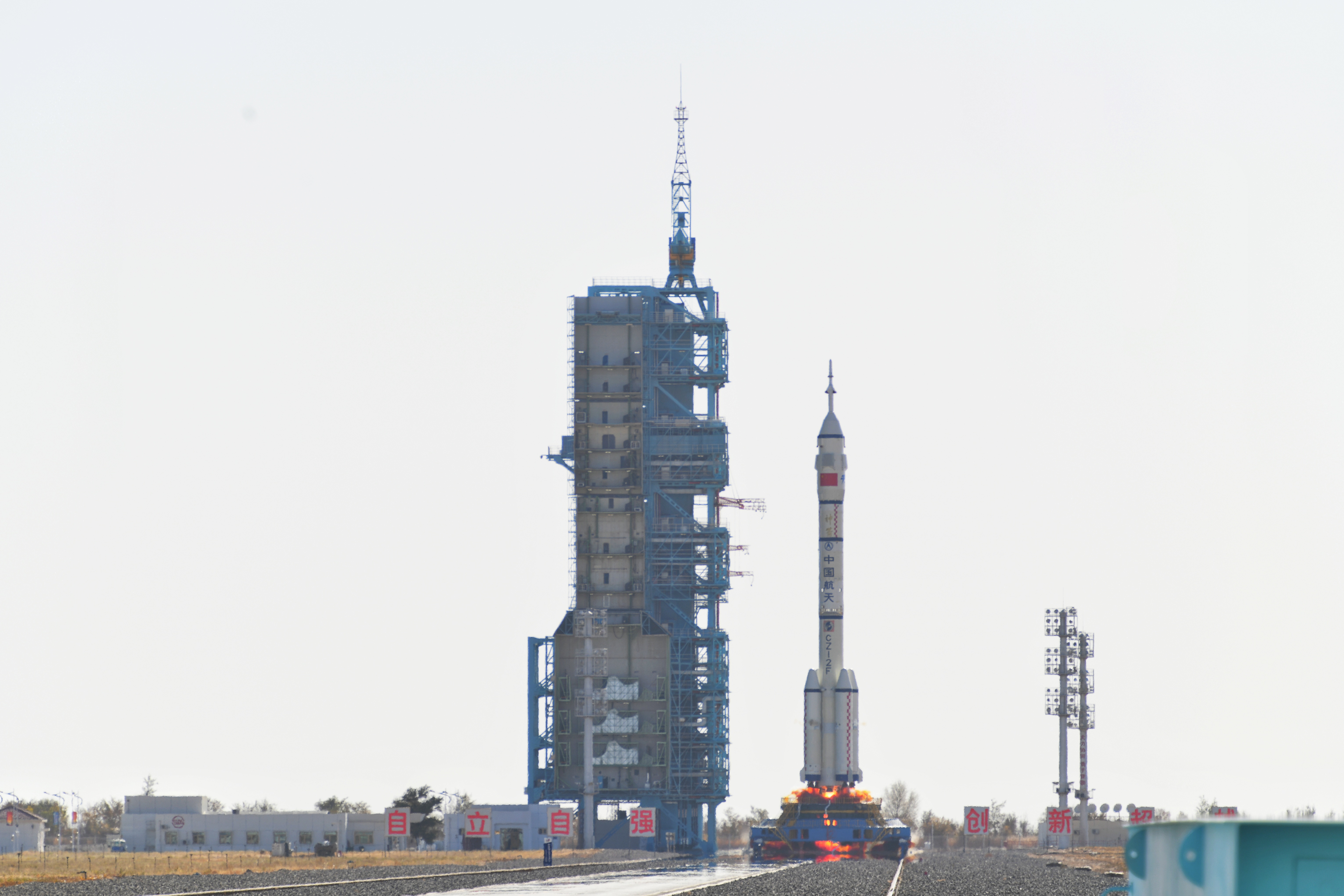 神舟十七號(hào)載人飛船發(fā)射升空震撼瞬間。人民網(wǎng) 張啟川攝