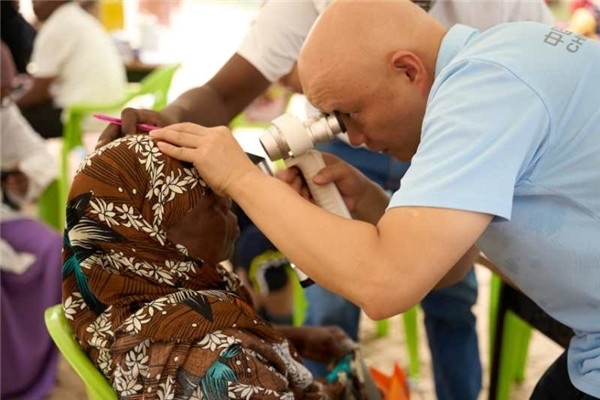 醫(yī)療隊(duì)為當(dāng)?shù)鼗颊吡x診。中國(guó)援桑醫(yī)療隊(duì)供圖