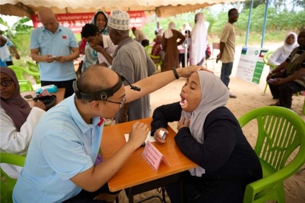 醫(yī)療隊(duì)為當(dāng)?shù)鼗颊吡x診。中國(guó)援桑醫(yī)療隊(duì)供圖