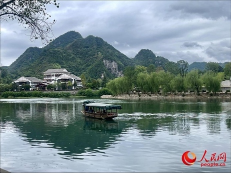 秋日的邊城鎮(zhèn)，青山滴翠、碧水含情。人民網(wǎng) 周靜圓攝