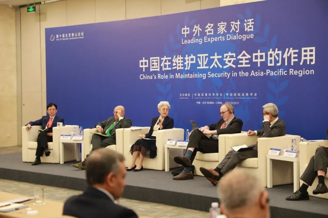 傅瑩（左三）反駁邁克爾·史文（左四）。斯基攝