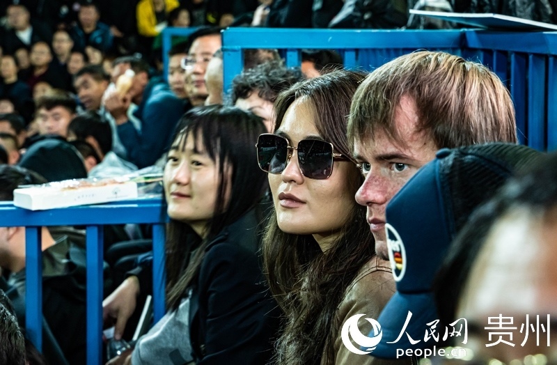 外媒記者走進(jìn)“村BA”決賽現(xiàn)場(chǎng)觀看比賽。人民網(wǎng) 陽茜 攝