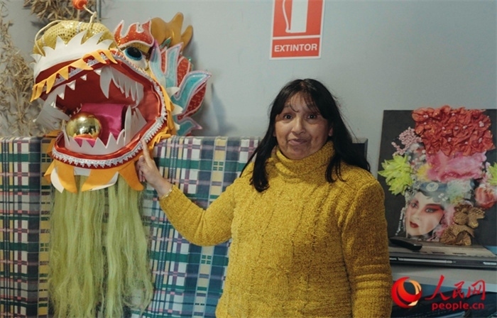 “熊貓閱覽室”一角。盧漢·梅洛為記者展示大使館贈送的龍頭。人民網(wǎng)記者 張若涵攝