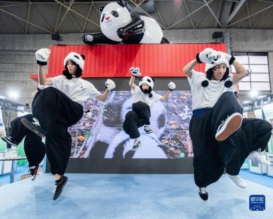  10月29日，街舞隊在日本大阪國際會展中心中國館表演街舞。新華社發(fā)（中國駐大阪旅游辦事處供圖）