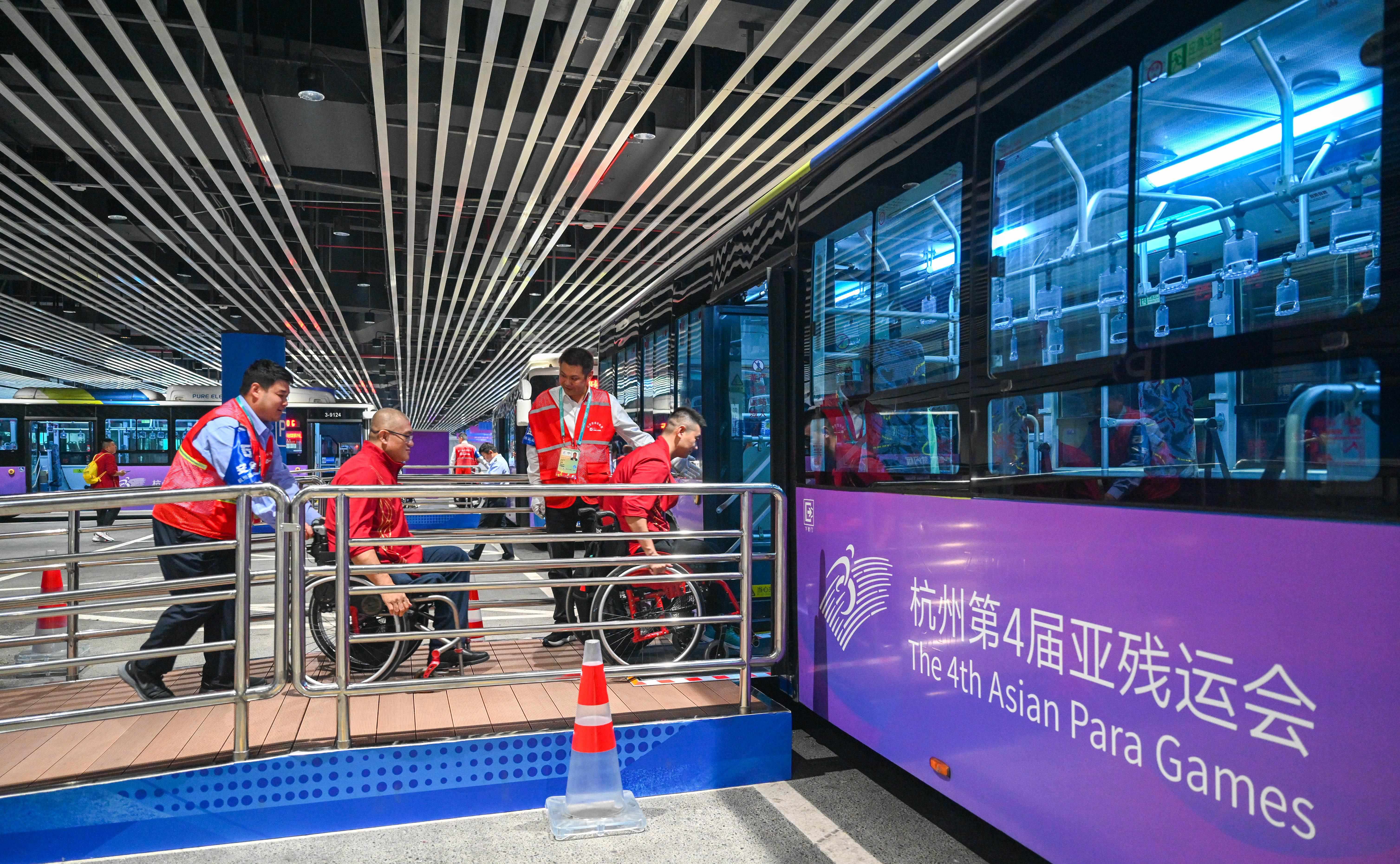 △2023年10月25日，結(jié)束輪椅籃球比賽后的中國隊和阿富汗隊球員通過無障礙坡道，順利上車返回運動員村。