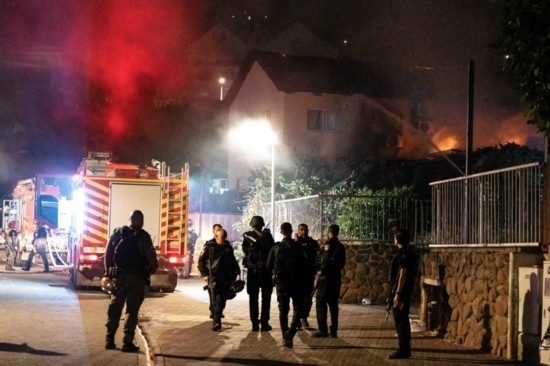  10月29日，在以色列北部城市謝莫納，以軍士兵和急救人員在一處被火箭彈擊中的現(xiàn)場執(zhí)勤。新華社發(fā)（阿亞爾·馬爾戈林攝/基尼圖片社）