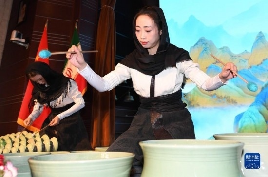 10月30日，演員在伊朗德黑蘭伊朗國家藝術(shù)科學(xué)院舉行的“青風(fēng)海上來”浙江青瓷巡禮開幕式暨“萬象中國·天下寧波”寧波文旅推介會開幕式上表演。新華社記者 沙達(dá)提 攝