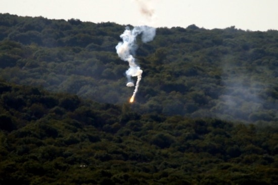 10月28日，閃光彈落在黎巴嫩納古拉樹(shù)林中燃起濃煙。新華社發(fā)（阿里·哈希紹攝）